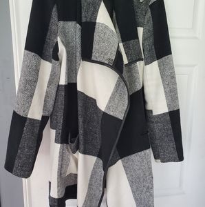 Womens b/w Plaid shacket size medium